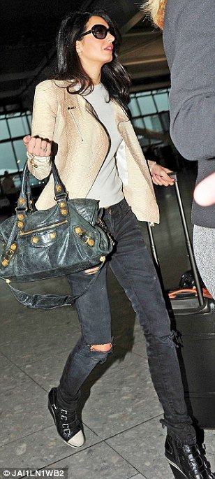 Το ακριβό γούστο της Αμάλ Αλαμουντίν: 20 ντυσίματα και η εξωφρενική τιμή τους [εικόνες] | iefimerida.gr 6