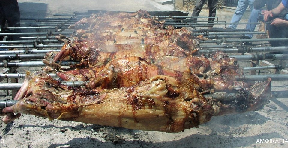 Εθιμα του Πάσχα στην Ελλάδα: Αρμονικό πάντρεμα κατάνυξης, προσευχής και πανάρχαιων τελετών [εικόνες & βίντεο] | iefimerida.gr 8