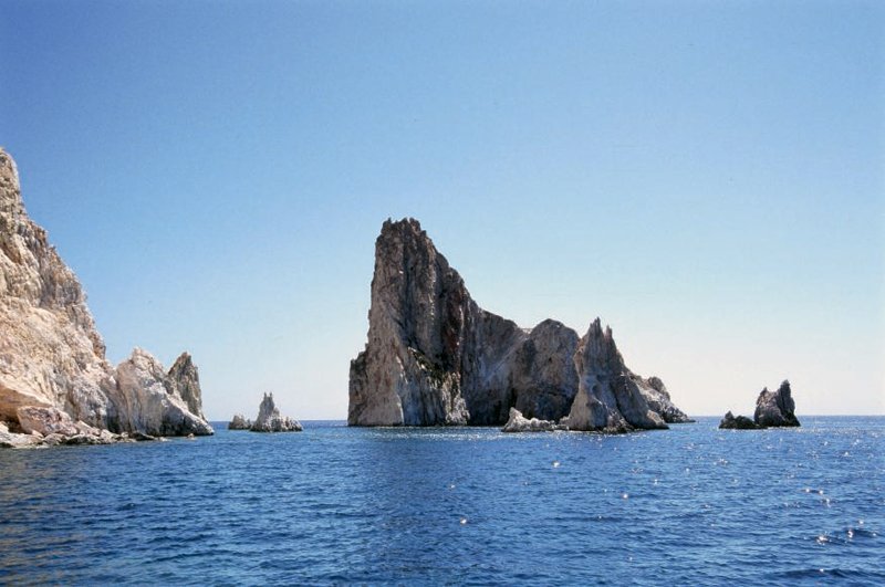 Ενα άγνωστο διαμάντι στο Αιγαίο -Σμαραγδένια νερά, κάθετοι βράχοι -Το νησί που... πρόσφατα απέκτησε μόλις δύο κατοίκους [εικόνες] | iefimerida.gr 9