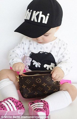 Το μωρό που τρέλανε το Διαδίκτυο - Φορά μόνο Louis Vuitton, Chanel και Burberry [εικόνες] | iefimerida.gr 9