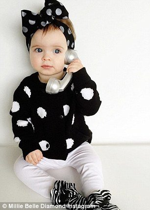 Το μωρό που τρέλανε το Διαδίκτυο - Φορά μόνο Louis Vuitton, Chanel και Burberry [εικόνες] | iefimerida.gr 1