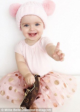 Το μωρό που τρέλανε το Διαδίκτυο - Φορά μόνο Louis Vuitton, Chanel και Burberry [εικόνες] | iefimerida.gr 2