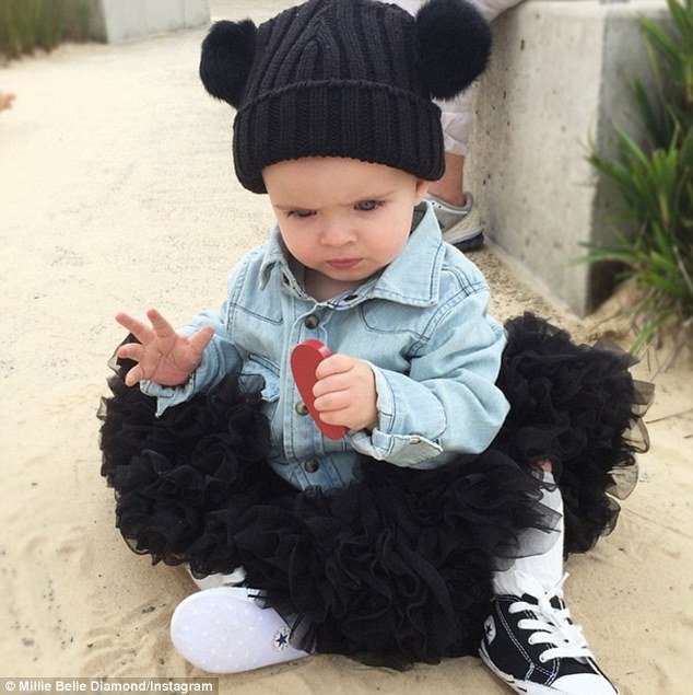 Το μωρό που τρέλανε το Διαδίκτυο - Φορά μόνο Louis Vuitton, Chanel και Burberry [εικόνες] | iefimerida.gr 7