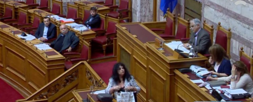 Eκτός εαυτού η Αννα Βαγενά στη Βουλή -Φωνάζει όρθια, την συγκρατούν για να μην επιτεθεί στον Λοβέρδο [εικόνες] | iefimerida.gr 7