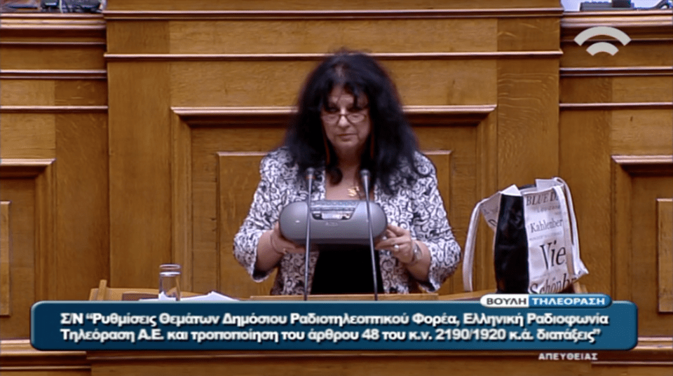 Eκτός εαυτού η Αννα Βαγενά στη Βουλή -Φωνάζει όρθια, την συγκρατούν για να μην επιτεθεί στον Λοβέρδο [εικόνες] | iefimerida.gr 5