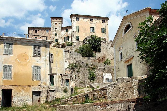 Το πιο απόκοσμο χωριό της Μεσογείου: Ρημαγμένα αρχοντικά, σοκάκια λαβύρινθοι -Το εγκατέλειψαν οι κάτοικοί του λόγω των σεισμών [εικόνες] | iefimerida.gr 11
