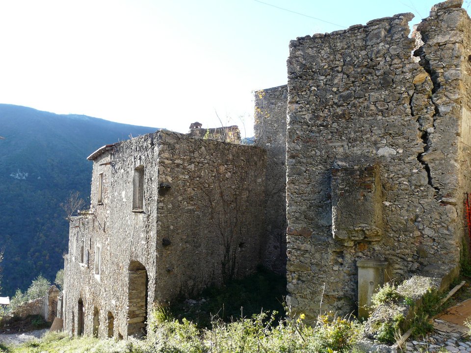 Το πιο απόκοσμο χωριό της Μεσογείου: Ρημαγμένα αρχοντικά, σοκάκια λαβύρινθοι -Το εγκατέλειψαν οι κάτοικοί του λόγω των σεισμών [εικόνες] | iefimerida.gr 15