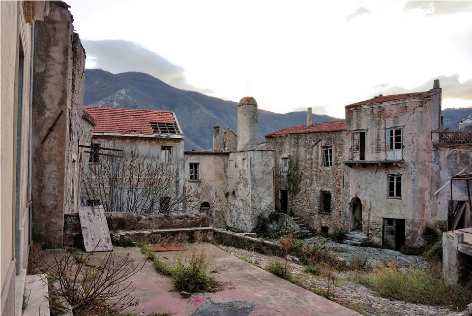 Το πιο απόκοσμο χωριό της Μεσογείου: Ρημαγμένα αρχοντικά, σοκάκια λαβύρινθοι -Το εγκατέλειψαν οι κάτοικοί του λόγω των σεισμών [εικόνες] | iefimerida.gr 14