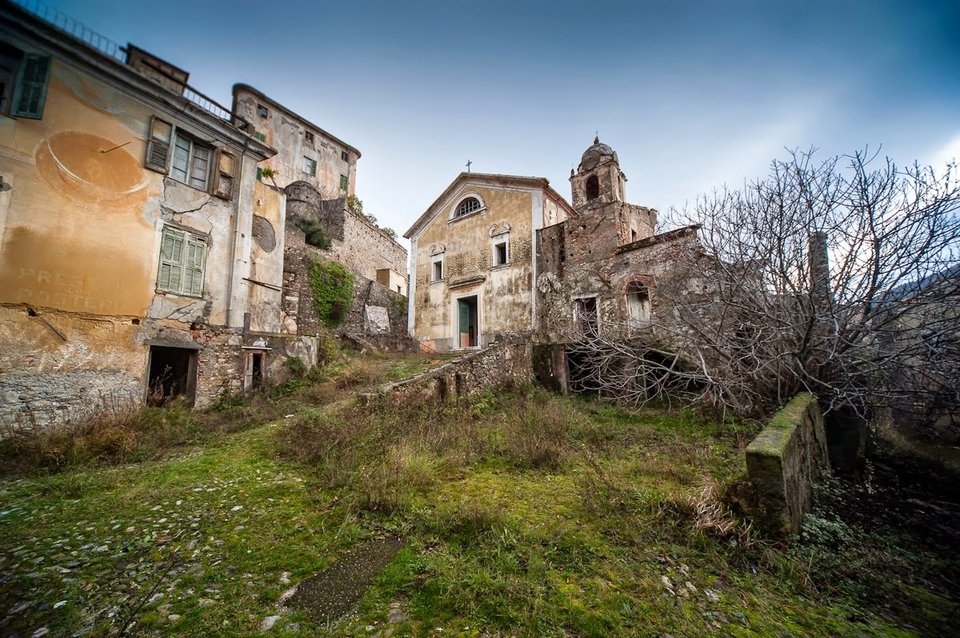 Το πιο απόκοσμο χωριό της Μεσογείου: Ρημαγμένα αρχοντικά, σοκάκια λαβύρινθοι -Το εγκατέλειψαν οι κάτοικοί του λόγω των σεισμών [εικόνες] | iefimerida.gr 1