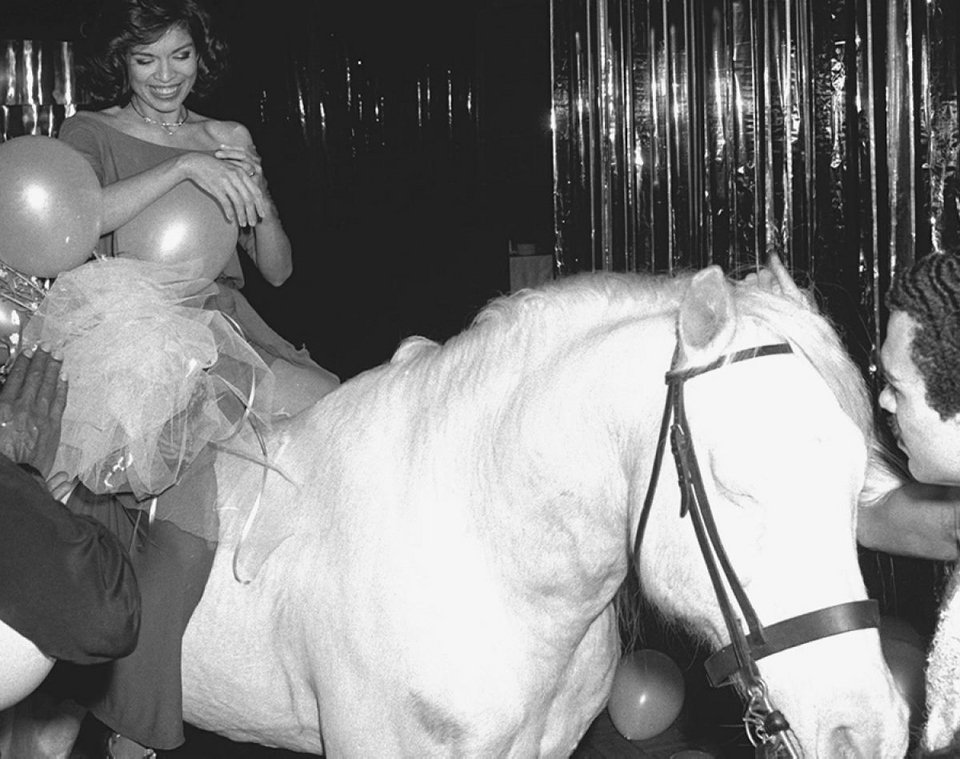 H αληθινή ιστορία της φωτογραφίας με την Μπιάνκα Τζάγκερ πάνω στο λευκό άλογο στο Studio 54 [εικόνες] | iefimerida.gr 2
