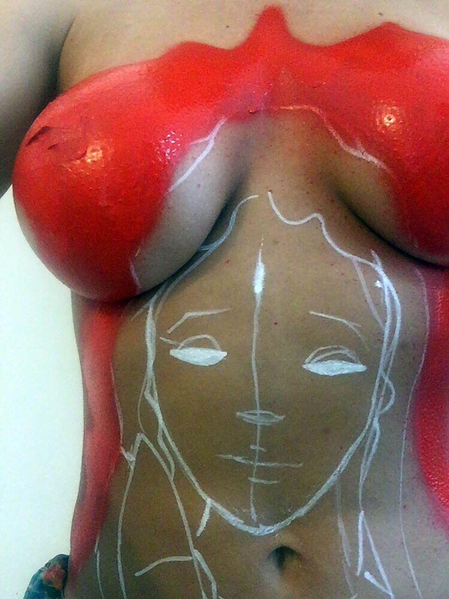 Σάλος με την γυμνή Μις Bum Bum 2014 που ζωγράφισε την Παρθένο Μαρία στο σώμα της [εικόνες] | iefimerida.gr 5