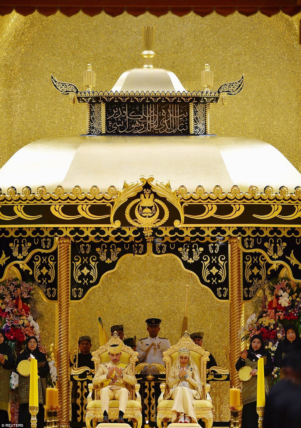 Παραμυθένιος γάμος στο Σουλτανάτο του Μπρουνέι: Το χρυσοποίκιλτο νυφικό, το σμαραγδένιο στέμμα και η διαμαντένια ανθοδέσμη [εικόνες & βίντεο] | iefimerida.gr 0