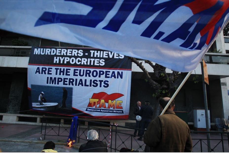 Κρέμασαν πανό και έκαψαν τη σημαία της ΕΕ στα γραφεία της Ευρωπαϊκής Ενωσης[εικόνες] | iefimerida.gr 4