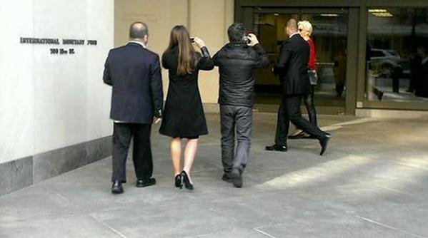 Ο Ελληνας «φύλακας-άγγελος» της Κριστίν Λαγκάρντ -Εχει γίνει η σκιά της [εικόνες] | iefimerida.gr 1