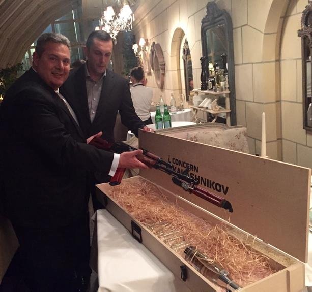 Ο Καμμένος στη Mόσχα: Του έκαναν δώρο ένα καλάσνικοφ και μία βότκα [εικόνες] | iefimerida.gr 1