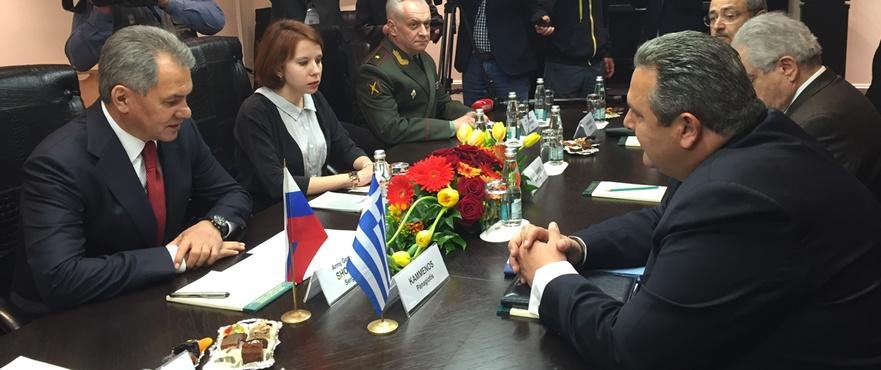 Ο Καμμένος στη Mόσχα: Του έκαναν δώρο ένα καλάσνικοφ και μία βότκα [εικόνες] | iefimerida.gr 2