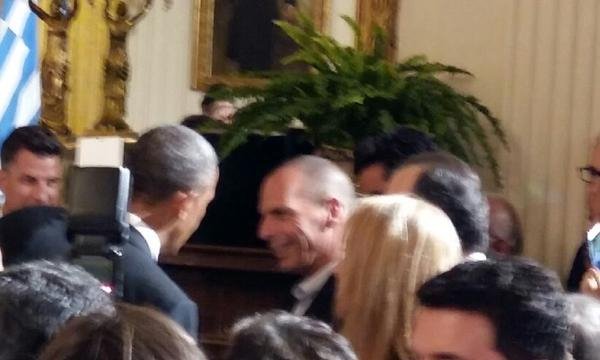 Ο Ομπάμα κάνει πλάκα στον Βαρουφάκη: Ηρθε και μας έφερε λεφτά [εικόνες] | iefimerida.gr 0