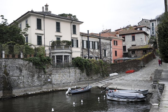 Πρόστιμο 500 ευρώ για όποιον πλησιάσει στα 100 μέτρα το σπίτι του Κλούνεϊ και της Αμάλ [εικόνες] | iefimerida.gr 2