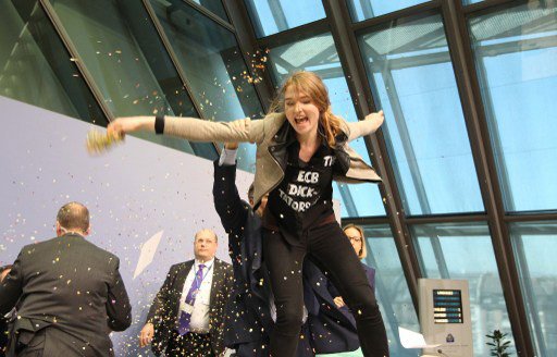 Επίθεση στον Μάριο Ντράγκι κατά τη διάρκεια της συνέντευξης Τύπου της ΕΚΤ [εικόνες & βίντεο] | iefimerida.gr 3