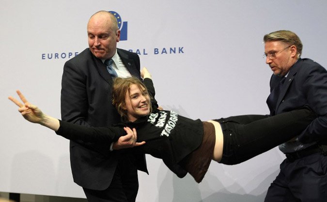 Επίθεση στον Μάριο Ντράγκι κατά τη διάρκεια της συνέντευξης Τύπου της ΕΚΤ [εικόνες & βίντεο] | iefimerida.gr 9