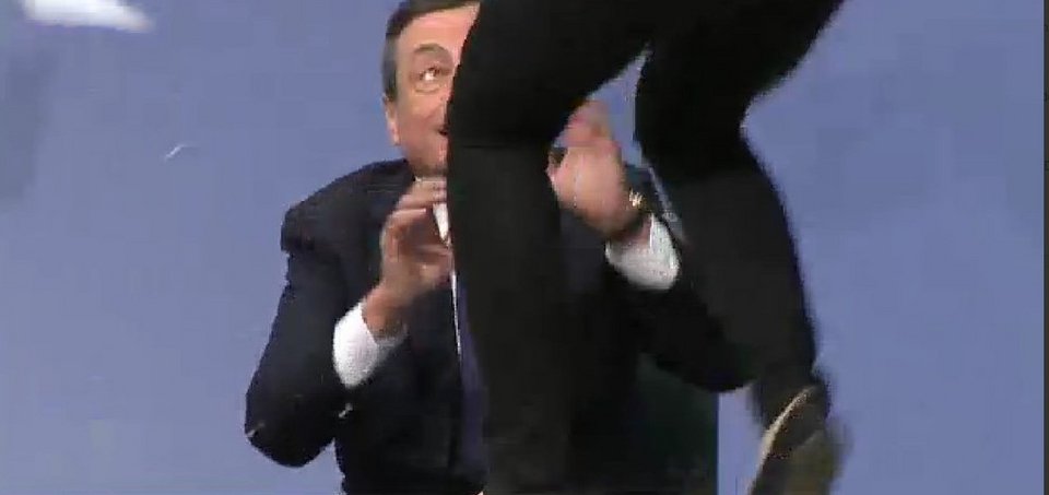 Επίθεση στον Μάριο Ντράγκι κατά τη διάρκεια της συνέντευξης Τύπου της ΕΚΤ [εικόνες & βίντεο] | iefimerida.gr 4