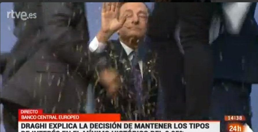 Επίθεση στον Μάριο Ντράγκι κατά τη διάρκεια της συνέντευξης Τύπου της ΕΚΤ [εικόνες & βίντεο] | iefimerida.gr 5