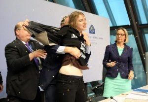 Επίθεση στον Μάριο Ντράγκι κατά τη διάρκεια της συνέντευξης Τύπου της ΕΚΤ [εικόνες & βίντεο] | iefimerida.gr 8