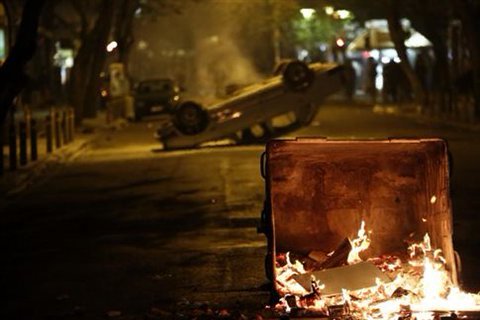 Δεν έχει ξαναγίνει: Αντιεξουσιαστές ψεκάζουν τα ΜΑΤ και τους επιτίθενται με καδρόνια [εικόνες & βίντεο] | iefimerida.gr 12