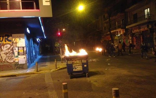 Δεν έχει ξαναγίνει: Αντιεξουσιαστές ψεκάζουν τα ΜΑΤ και τους επιτίθενται με καδρόνια [εικόνες & βίντεο] | iefimerida.gr 11