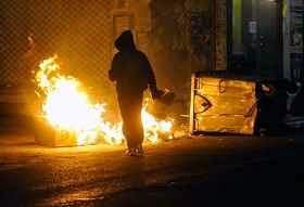 Δεν έχει ξαναγίνει: Αντιεξουσιαστές ψεκάζουν τα ΜΑΤ και τους επιτίθενται με καδρόνια [εικόνες & βίντεο] | iefimerida.gr 9