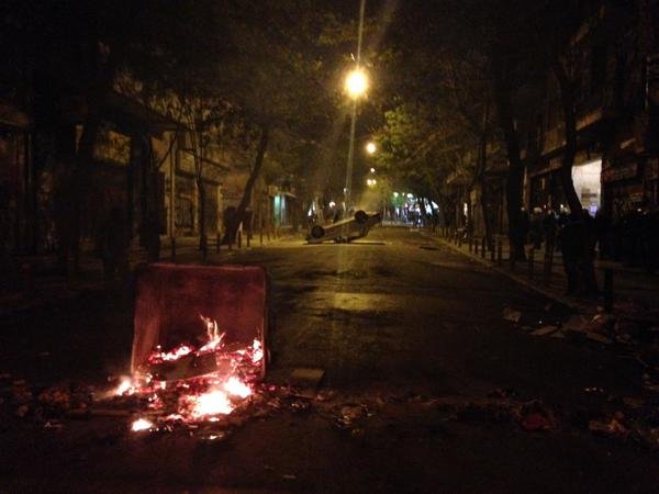 Δεν έχει ξαναγίνει: Αντιεξουσιαστές ψεκάζουν τα ΜΑΤ και τους επιτίθενται με καδρόνια [εικόνες & βίντεο] | iefimerida.gr 10