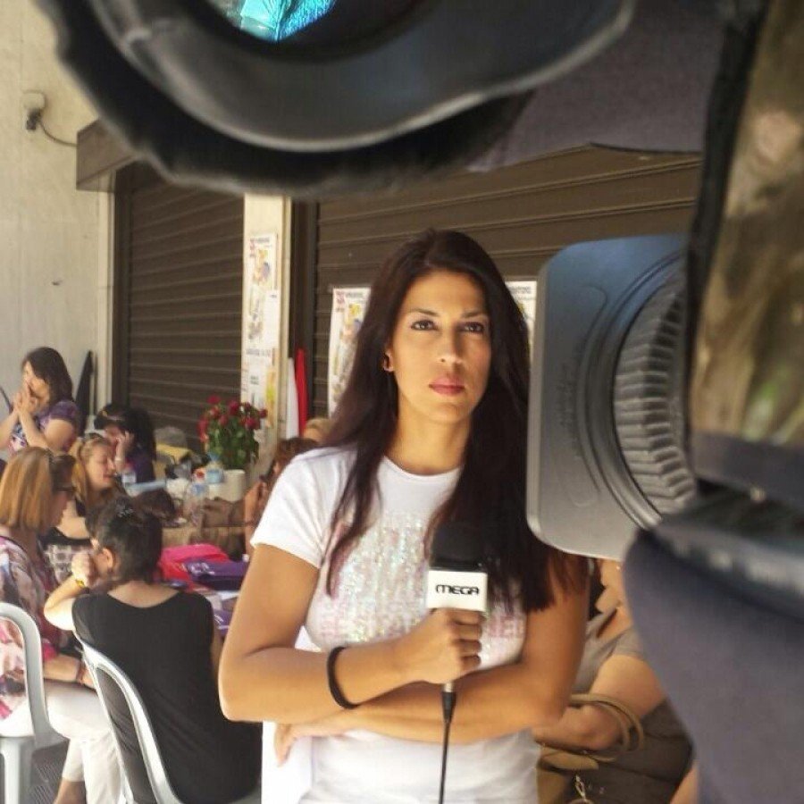 Η Ελένη Λαζάρου του Mega που κάνει ρεπορτάζ με το μωρό στην αγκαλιά έγινε viral [εικόνες] | iefimerida.gr 4