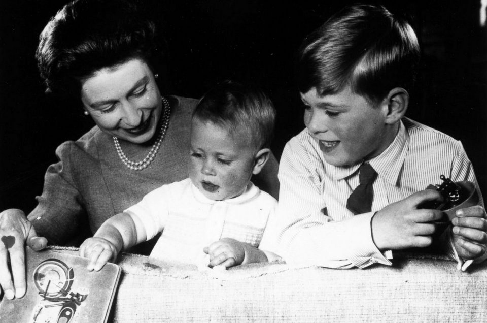 Ετσι μεγαλώνει μία βασίλισσα -Η Ελισάβετ, από τα πρώτα της βήματα μέχρι σήμερα [εικόνες] | iefimerida.gr 8