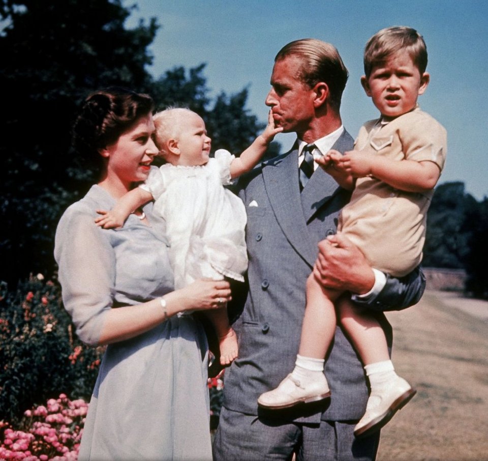 Ετσι μεγαλώνει μία βασίλισσα -Η Ελισάβετ, από τα πρώτα της βήματα μέχρι σήμερα [εικόνες] | iefimerida.gr 9