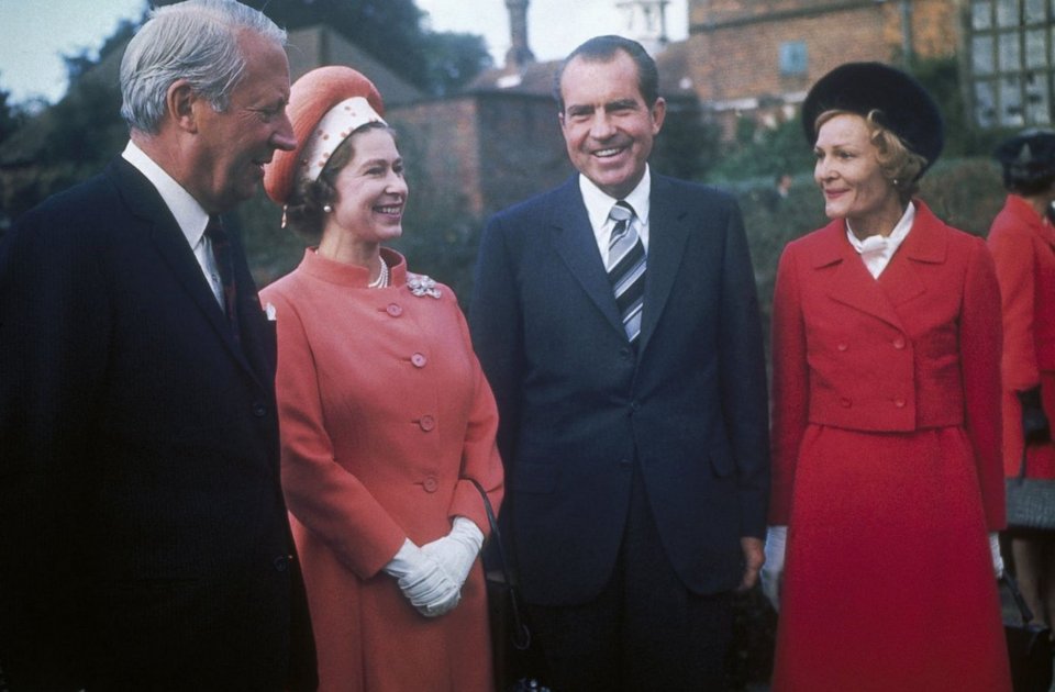 Ετσι μεγαλώνει μία βασίλισσα -Η Ελισάβετ, από τα πρώτα της βήματα μέχρι σήμερα [εικόνες] | iefimerida.gr 13