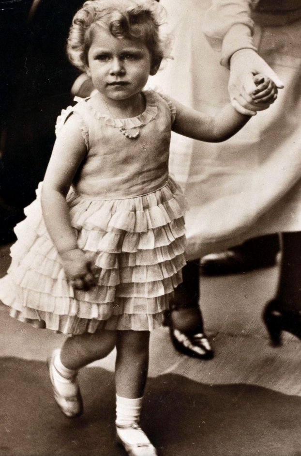 Ετσι μεγαλώνει μία βασίλισσα -Η Ελισάβετ, από τα πρώτα της βήματα μέχρι σήμερα [εικόνες] | iefimerida.gr 1