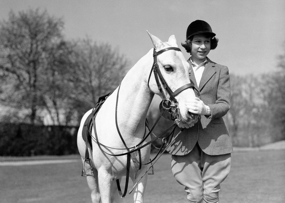 Ετσι μεγαλώνει μία βασίλισσα -Η Ελισάβετ, από τα πρώτα της βήματα μέχρι σήμερα [εικόνες] | iefimerida.gr 2