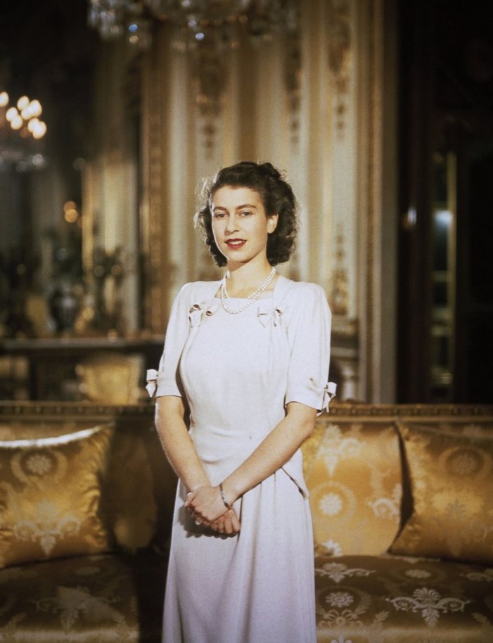 Ετσι μεγαλώνει μία βασίλισσα -Η Ελισάβετ, από τα πρώτα της βήματα μέχρι σήμερα [εικόνες] | iefimerida.gr 3