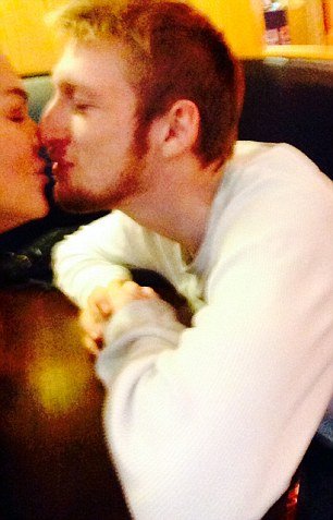 Ο κολλητός του στο σχολείο έγινε γυναίκα και την παντρεύεται! [εικόνες] | iefimerida.gr 4