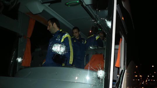 Στόχος δολοφονικής επίθεσης το πούλμαν της Φενέρμπαχτσε -Το γάζωσαν με σφαίρες, τραυματίστηκε ο οδηγός [εικόνες] | iefimerida.gr 4