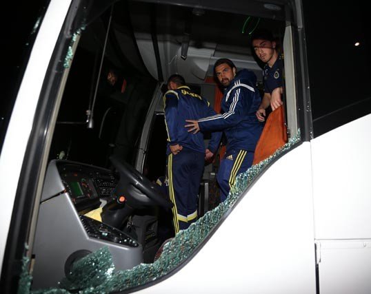 Στόχος δολοφονικής επίθεσης το πούλμαν της Φενέρμπαχτσε -Το γάζωσαν με σφαίρες, τραυματίστηκε ο οδηγός [εικόνες] | iefimerida.gr 5