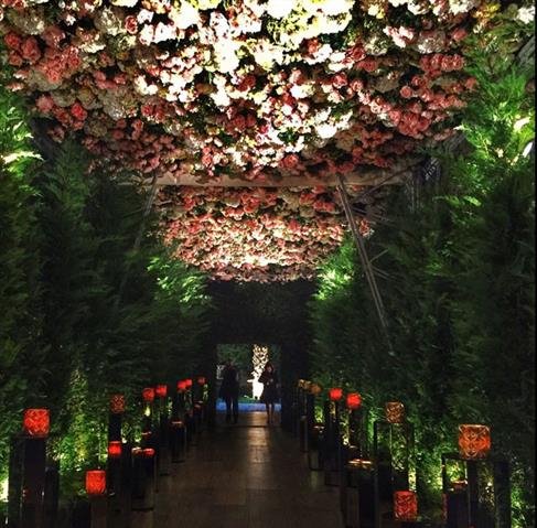 Η «Αυγή» κάνει μαρξιστική ανάλυση στον χολιγουντιανό γάμο του εφοπλιστή Μουνδρέα [εικόνες] | iefimerida.gr 0