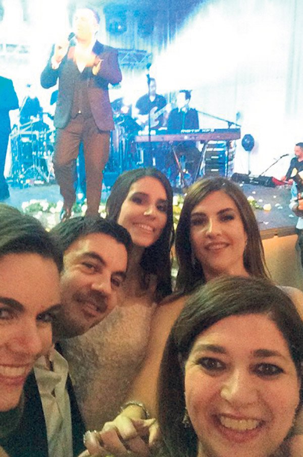 Η «Αυγή» κάνει μαρξιστική ανάλυση στον χολιγουντιανό γάμο του εφοπλιστή Μουνδρέα [εικόνες] | iefimerida.gr 1