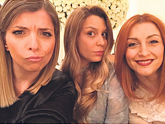 Η «Αυγή» κάνει μαρξιστική ανάλυση στον χολιγουντιανό γάμο του εφοπλιστή Μουνδρέα [εικόνες] | iefimerida.gr 3