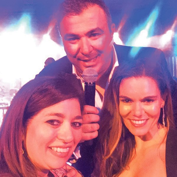 Η «Αυγή» κάνει μαρξιστική ανάλυση στον χολιγουντιανό γάμο του εφοπλιστή Μουνδρέα [εικόνες] | iefimerida.gr 4