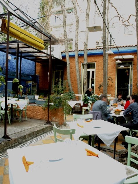 Επίθεση κατά Βαρουφάκη στα Εξάρχεια από 30 αναρχικούς -Τι ακριβώς συνέβη | iefimerida.gr 1