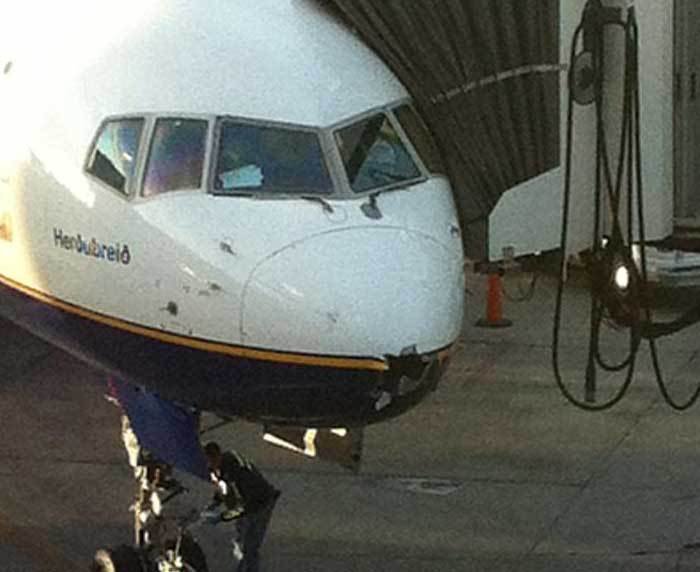 Aπίστευτο: Κεραυνός χτύπησε αεροπλάνο και του άνοιξε τρύπα εν πτήσει! [εικόνες] | iefimerida.gr 0