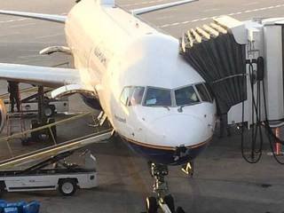 Aπίστευτο: Κεραυνός χτύπησε αεροπλάνο και του άνοιξε τρύπα εν πτήσει! [εικόνες] | iefimerida.gr 2