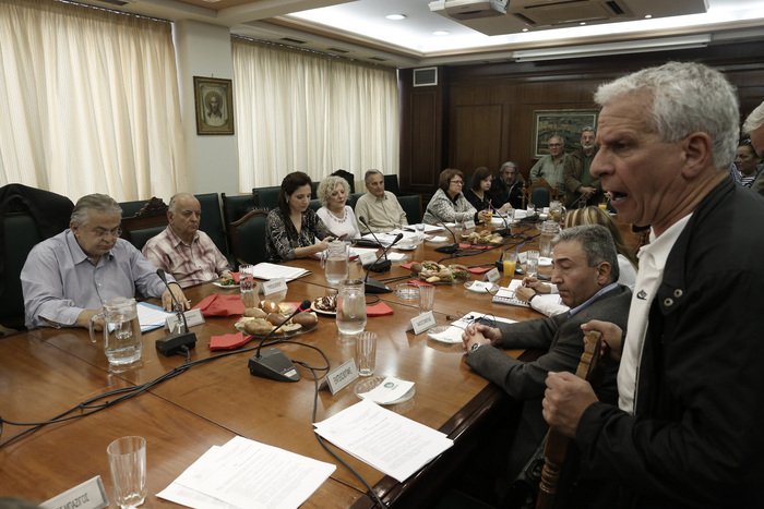 «Μπούκαραν» στο ΙΚΑ αγανακτισμένοι συνταξιούχοι [εικόνες] | iefimerida.gr 0