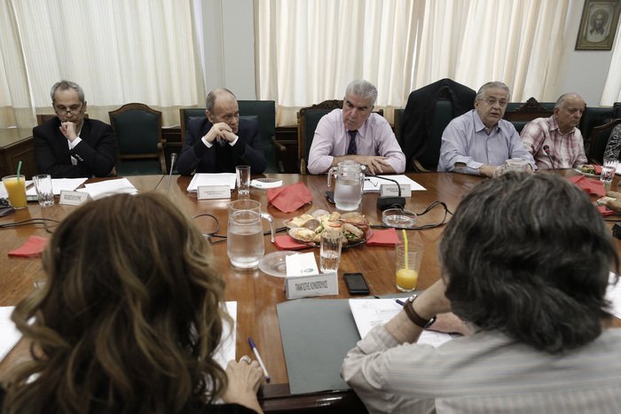 «Μπούκαραν» στο ΙΚΑ αγανακτισμένοι συνταξιούχοι [εικόνες] | iefimerida.gr 2